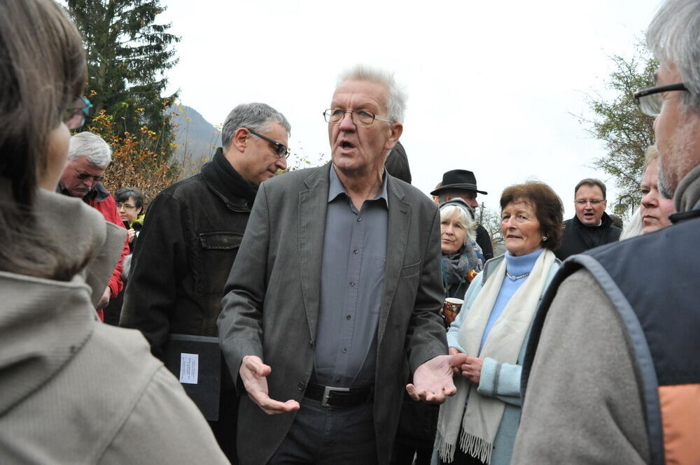 Winfried Kretschmann besucht Landhaussiedlung Öschingen