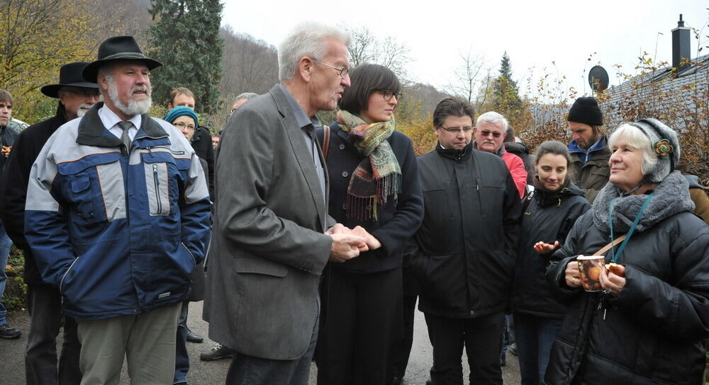 Winfried Kretschmann besucht Landhaussiedlung Öschingen