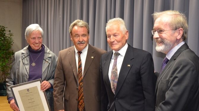 Die Geehrten (von links): Elke Hagmaier, Hans Krause, Günther Stein sowie Bürgermeister Rudolf Heß.  GEA-FOTO: BARAL