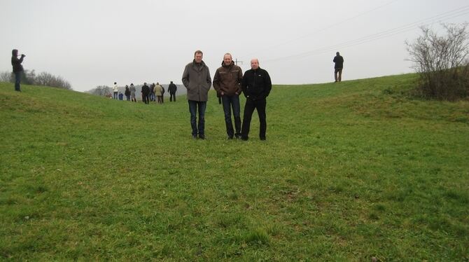 Nicht sichtbar, die Reste im Boden: Die Archäologen Martin Bartelheim, Gerd Stegmaier und Jörg Bofinger mitten im Zangentor des