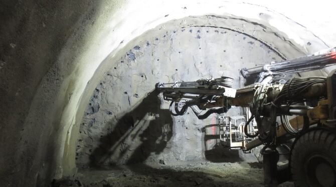 Im Scheibengipfeltunnel wird weiter gebohrt und gesprengt. Unser Bild zeigt die Bohrmaschine bei der Arbeit für die Sprenglöcher