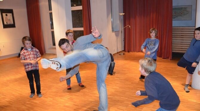 Mate Krolo brachte den Jungs am »Boys Day« Capoeira bei.  FOTO: HOMOLKA