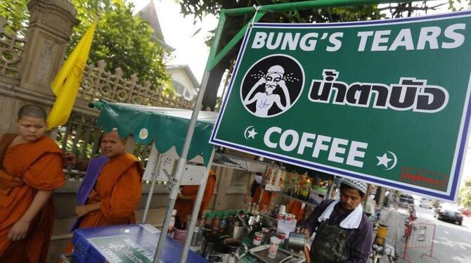 Damrong Maslae musste seinen Kaffeestand von »Starbung« in »Bung's Tears Coffee« umbenennen. Foto: Narong Sangnak