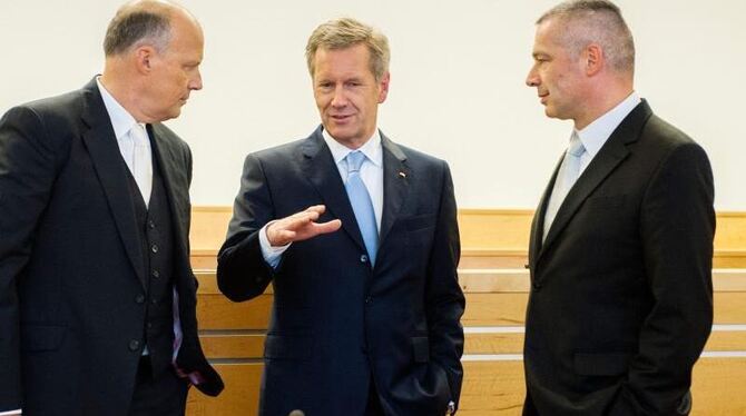 Christian Wulff berät sich im Gerichtsaal mit seinen Anwälten. Foto: Hauke-Christian Dittrich / Pool