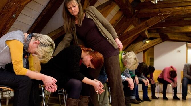 Übung im Kutschersitz: Der Atmung bis ins Kreuzband nachspüren. Stress-Workshop-Leiterin Helga Kröplin zeigt im Gomaringer Schlo