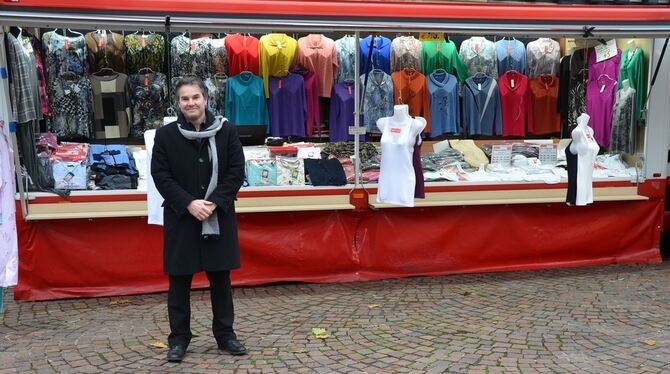 Matthias Bantle mit dem heutigen Stand auf dem Pfullinger Marktplatz.  FOTO: HOMOLKA