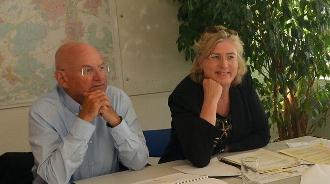 Manfred Steinbach und Ulrike Hotz (im Bild bei einer Pressekonferenz im Juni) blicken weiter optimistisch in die Zukunft. ARCHIV