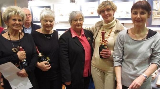 Sekt für die Künstlerinnen Barbara Gerth, Karin Meier und Mervat Sabbagh (von links), mit Jocelyne Moyat (Mitte) und Marie-Claud