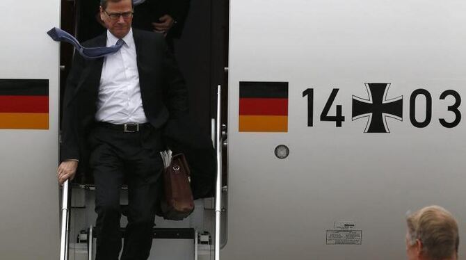 Außenminister Westerwelle trifft zu den Atomgesprächen mit dem Iran in Genf ein. Foto: Denis Balibouse