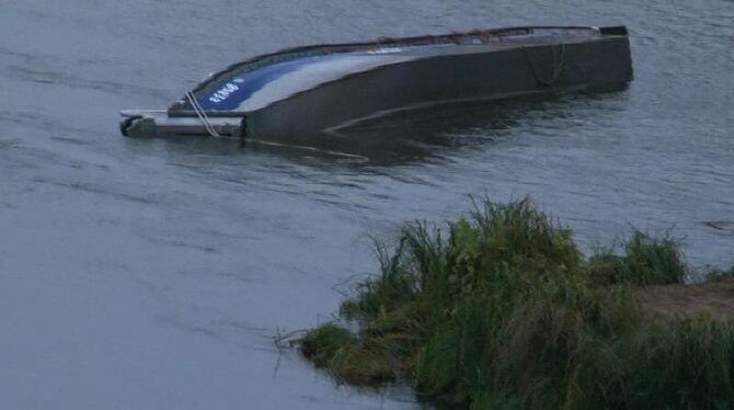 Ein gekentertes Boot des THW liegt in der Elbe in Magdeburg. Foto: strauss-news