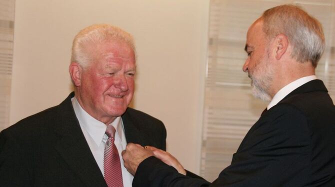 Eugen Schultes (links) wurde von Landrat Thomas Reumann mit dem Bundesverdienstkreuz ausgezeichnet. FOTO: THUMM