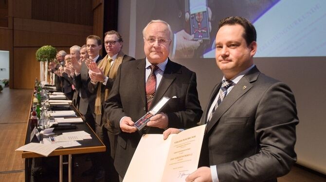 »Schmeck den Süden«-Initiator Peter Schmid (Mitte) bekommt von Landesminister Alexander Bonde (rechts) das Bundesverdienstkreuz