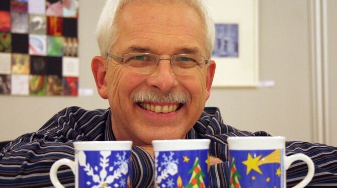 Eine Tasse, drei Motive: Martin Adler mit seinem Entwurf für den Gomaringer Weihnachtsmarkt.