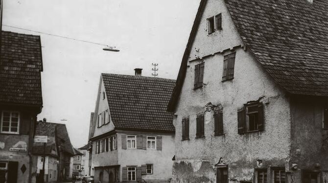 Blick durch die Schulzengasse Richtung Rathaus auf einem Foto aus den Fünfziger-Jahren. GEA-REPRO