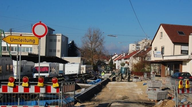 Die Sanierung der Bohlstraße liegt im Zeitplan der Stadt. Kanäle und Leitungen sind verbuddelt. Am Rand entstehen neue Streifen