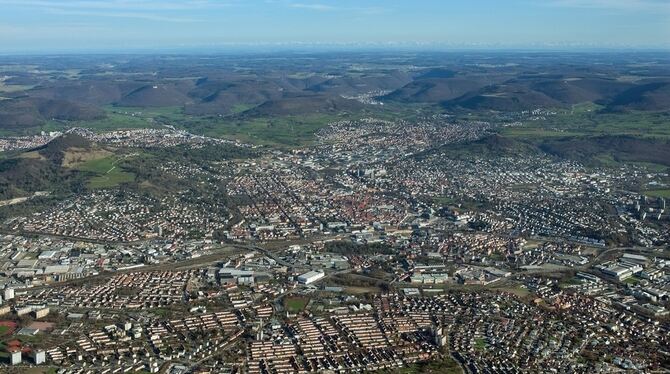 Die Kernstadt von Reutlingen von Norden her gesehen. Vorne Storlach (links) und Römerschanze (rechts), im Hintergrund Eningen (l