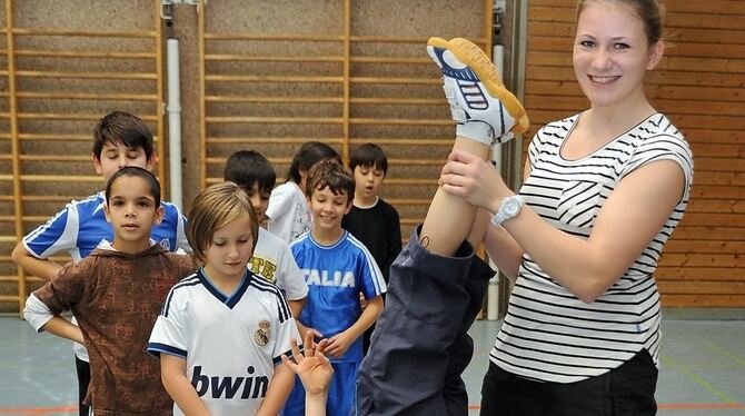 Bei ihr stehen die Kinder kopf: Julia Moser macht ein Freiwilliges Soziales Jahr an der Hoffmannschule und beim TSV Betzingen. G