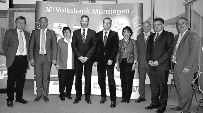 Die Aufsichtsratsmitglieder der Volksbank Münsingen rahmen den neuen Vorstand ein. Geschlossenheit zeigen (von links) Arno Stumm