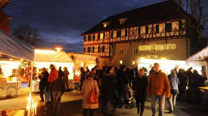 Wenn die Sonne untergeht, beginnt zwischen den Ständen auf dem Gomaringer Weihnachtsmarkt das Flanieren.