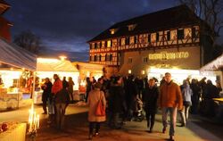 Wenn die Sonne untergeht, beginnt zwischen den Ständen auf dem Gomaringer Weihnachtsmarkt das Flanieren.