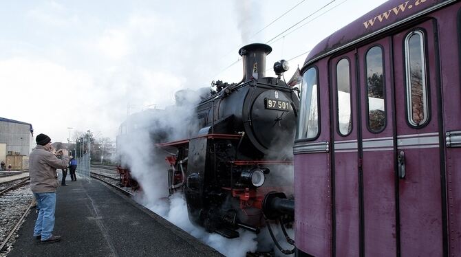 Die 90 Jahre alte Zahnradlok 97 501 im Einsatz: Es dampft gewaltig. FOTO: ZAWADIL