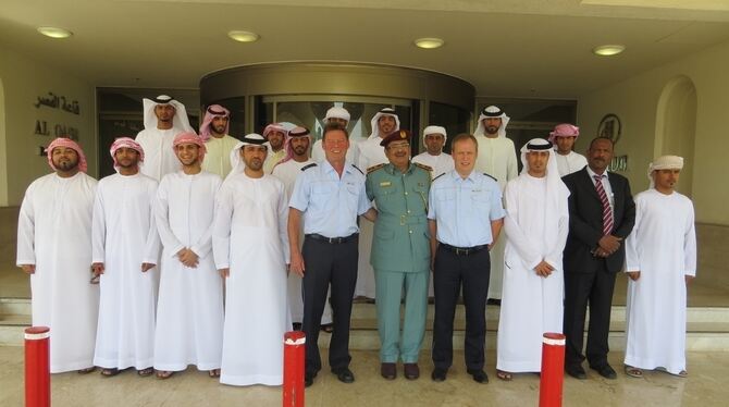 Willkommener Gast: Hartmut Blaich (fünfter von links) inmitten der Polizistenkollegen in Abu Dhabi.  FOTO: PR