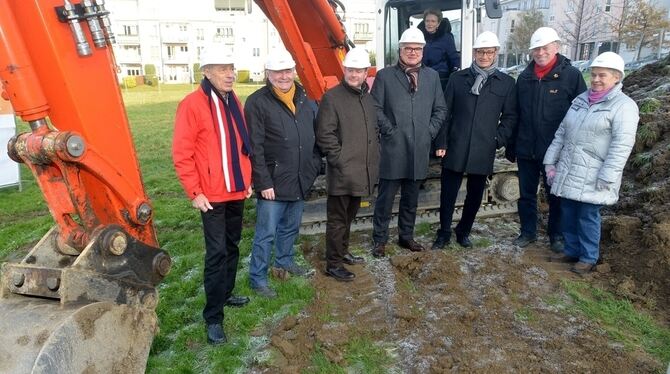 »Erster Baggerbiss« am Wohnhof III im Schafstall mit OB Barbara Bosch im Führerhaus. Vorne (von links): Helmut Marx, Erich Fritz