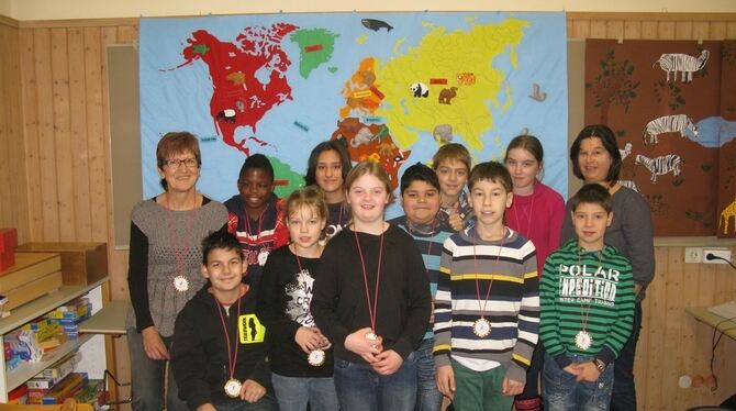 Die Lehrerinnen Sigrid Letschke (links) und Susanne Leiber-Baier (rechts) mit den Preisträgern: Max, Melinda, Florian, Patrick,