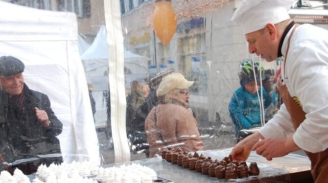 Hier wird nicht nur verkauft, sondern auch selbst produziert. Beim »Chocolate-Room« auf dem Marktplatz dürfen Besucher bei der H