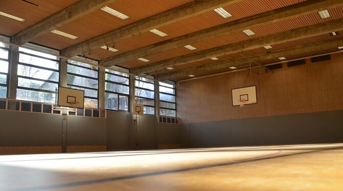 Die Sporthalle des Friedrich-Schiller-Gymnasiums: Über ihr befindet sich der C-Bau, dessen Dach saniert werden soll.