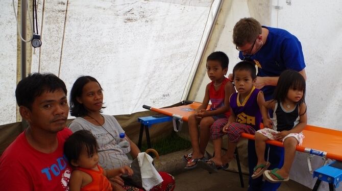 Ferdinand Hofer bei der Behandlung seiner kleinen philippinischen Patienten.  FOTO: ASB