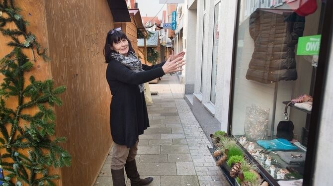 Keine schöne Bescherung: Schaufenster und Laden von Janna Blum verschwinden hinter den Weihnachtsmarkt-Buden.