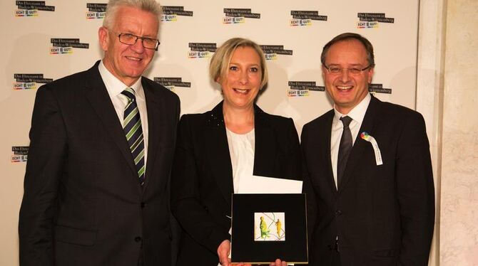 Kirsten Gaiser-Dölker aus Gomaringen bei der Preisverleihung mit Ministerpräsident Kretschmann und Kultusminister Andreas Stoch.