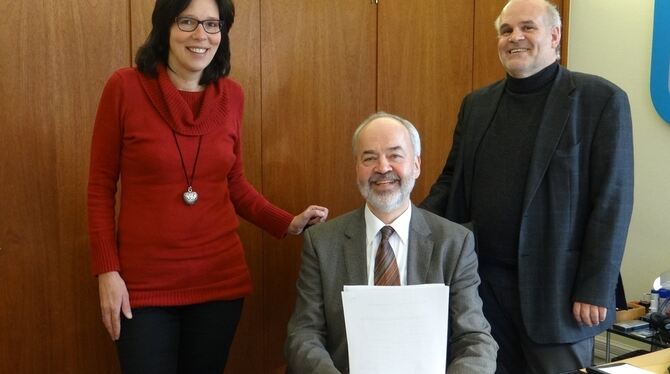 Landrat Thomas Reumann (Mitte), Rainer Kluza und Dorothee Tröster gaben den Startschuss für die Inklusionskonferenz. FOTO: SCHRE