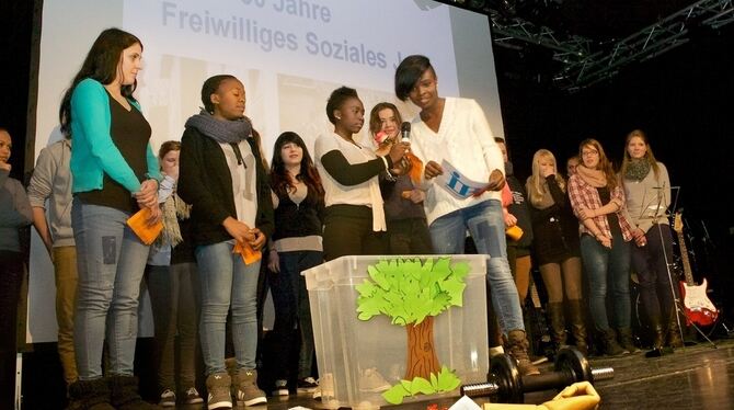 Ein Wecker symbolisiert das frühe Aufstehen, der Kalender einen straffen Zeitplan. Aber auch Werte wie Anerkennung, Starthilfe i