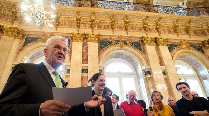 Der baden-württembergische Ministerpräsident Winfried Kretschmann spricht während eines Rundgangs im Neuen Schloss in Stuttgart