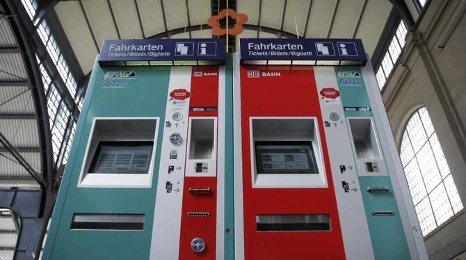 Fahrkartenautomaten der Deutschen Bahn werden immer öfter geknackt oder gesprengt. Foto: Fredrik von Erichsen/Archiv