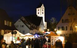 Die Besucher des Mössinger Weihnachtsmarktes schätzen das breite Angebot an den nichtgewerblichen Ständen. GEA-FOTO: JÜRGEN MEYE