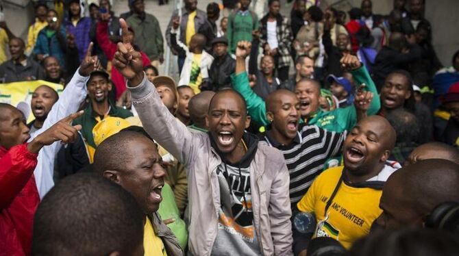 Vor dem FNB-Stadion in Johannesburg wird um den toten »Vater der Nation« getrauert. Foto: Ian Langsdon