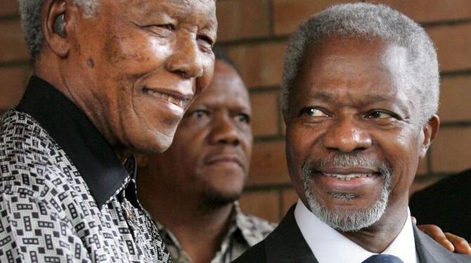 Nelson Mandela (L) im März 2006 zusammen mit dem damaligen UN-Generalsekretär Kofi Annan. Foto: Kim Ludbrook