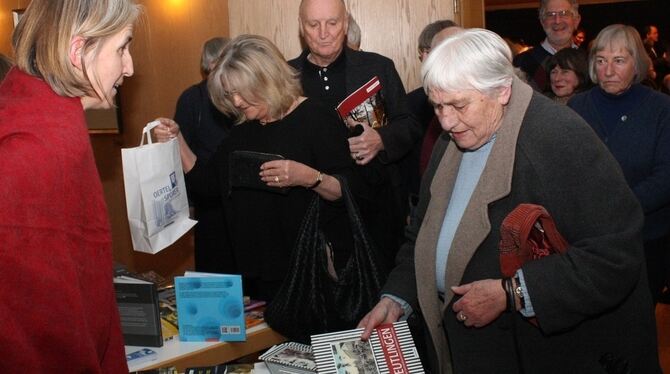 Das neue Reutlingen-Buch war bereits bei der Präsentation sehr gefragt. FOTO: STRÖHLE