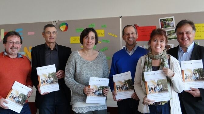 Roland Berner (Paritätischer Wohlfahrtsverband, von links), Rainer Gonser (Schloss-Schule), Gabriele Heller (Kreisjugendamt), Jü