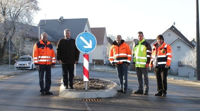 Ortstermin auf der Insel: Udo Pasler, Leiter des Kreisstraßenbauamts, Bürgermeister Klemens Betz, Bauunternehmer Eugen Heinzelma