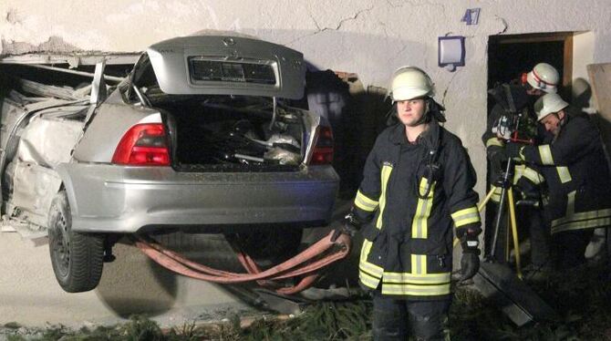 Rettunskräfte sind an der Unfallstelle in Ochsenhausen-Reinstetten im Einsatz. Nach einem 15-Meter-Flug war ein Auto in ein W