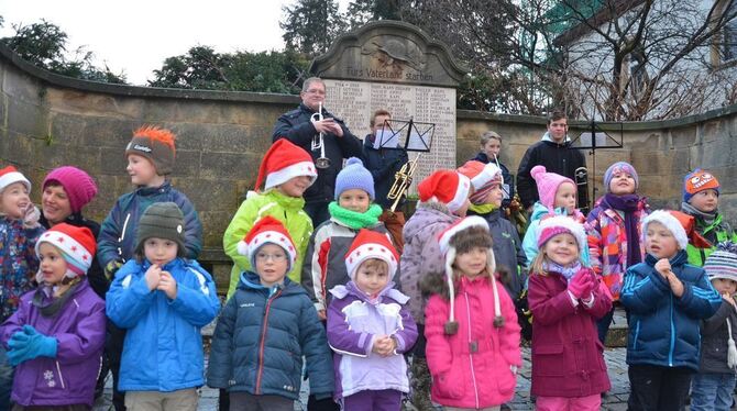 Sie freuten sich über den Beifall: Glemser Kindergartenkinder hatten für die Besucher Weihnachtslieder gesungen, begleitet vom B