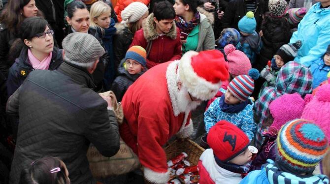 Auch der Nikolaus schaute beim Adventszauber auf dem Pfullinger Marktplatz vorbei und stand sofort im Mittelpunkt.  FOTO: SCHULT