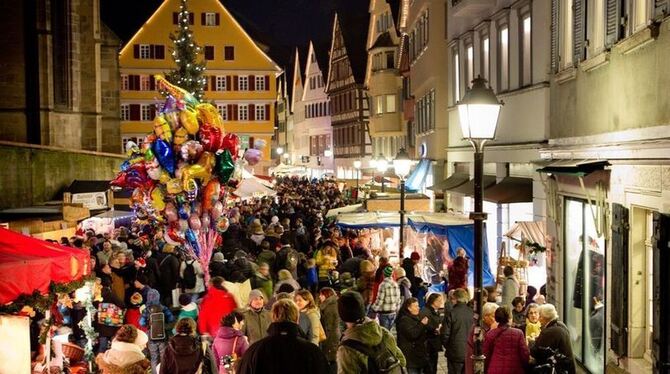 400 Stände zwischen Neckarbrücke und Ammergasse: In den Gassen der Altstadt hat der Tübinger Weihnachtsmarkt am dritten Adventsw