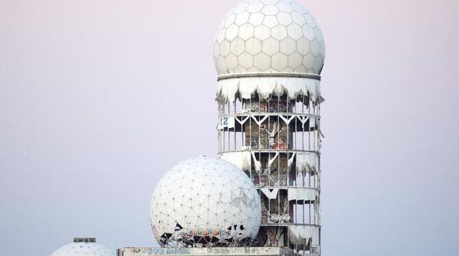 Die Kuppeln der ehemaligen US-Abhörstation auf dem Teufelsberg in Berlin. Foto: Rainer Jensen/Archiv