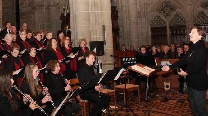 Für musikalischen Glanz und Besinnlichkeit im Vorweihnachtstrubel sorgten Chorleiterin Isabelle Bläubaum mit ihren Lico-Sängern