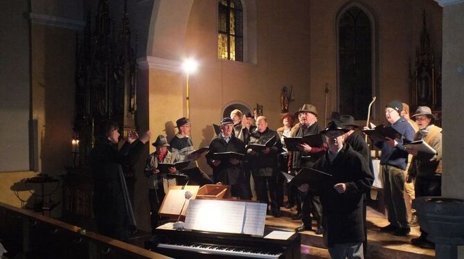 In angedeuteter Hirtentracht sang der Männerchor in Oberstettens Kirche. FOTO: WURSTER